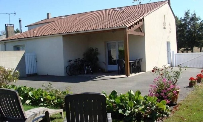 Aizenay Cottage | Charming Renovated Farmhouse with Garden, WiFi, and Close to Trails