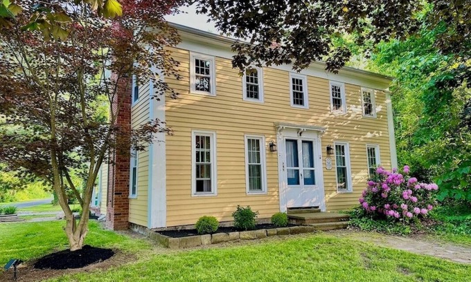 Madison House | Charming renovated historical farmhouse in the heart of wine country!