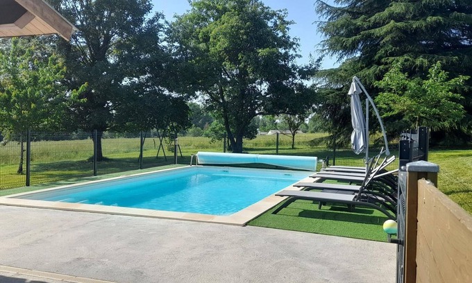 Oriolles Cottage | Charming Renovated House with Private Heated Pool and Expansive Garden Near Bordeaux