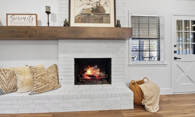 South Tulsa House | Charming & Renovated in S Tulsa Staycation or Long-Term Stays-Backs to Trails