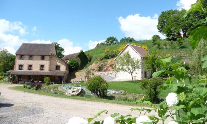 Vernusse Cottage | Charming Renovated Mill with Heated Pool, Spa, Gym, and Games in Scenic 15ha Estate