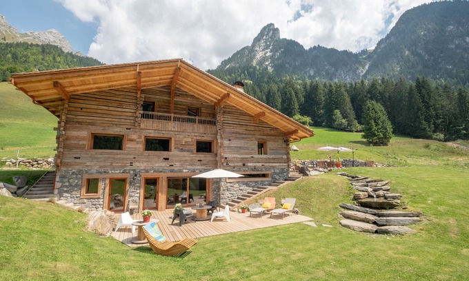 Manigod Ski Chalet | Charming rental with swimming pool and sauna