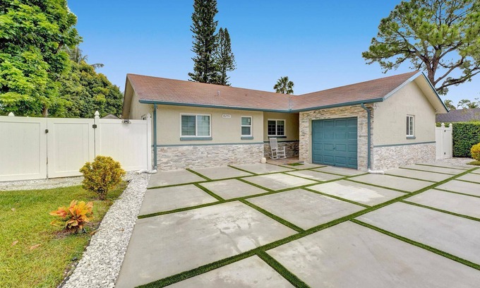 Lauderhill House | Charming Residential home 4/2 plus Den close to Sawgrass mall, Beaches.