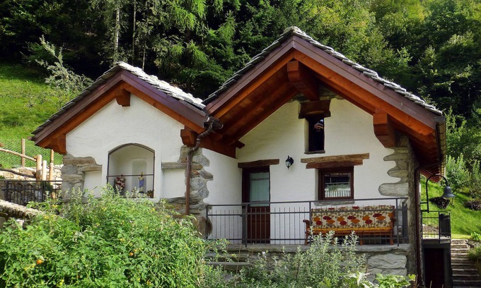 Fontainemore Cottage | Charming, restored cottage sleeps 4