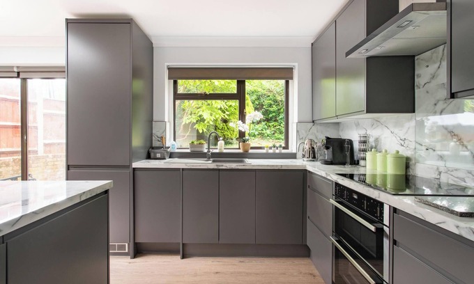 Hainault Apartment | Charming Retreat Near Grange Hill Central Line
