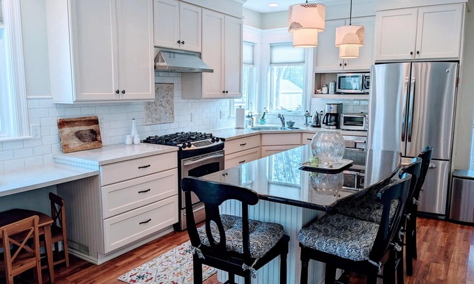 Chelsea House | Charming Retreat Downtown Chelsea 4 bed 2 bath