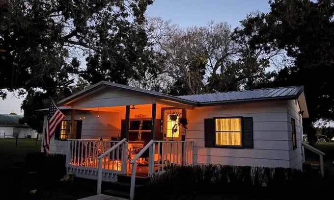 Okeechobee House | Charming Retreat