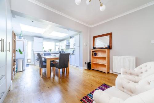 Northfield Apartment | Charming Retreat West London - Spacious & Modern