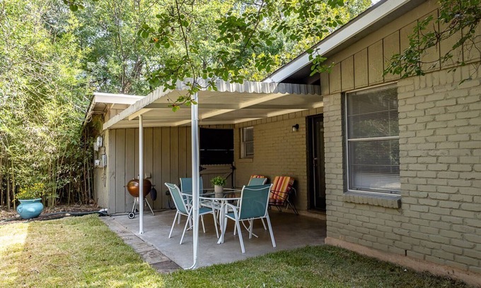 Tarrytown House | Charming retro 2-bedroom bungalow with AC and WiFi in cool Austin