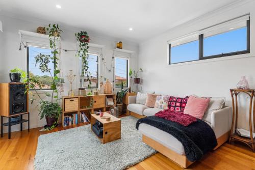 Brunswick North House | Charming Retro Townhouse in Vibrant Coburg