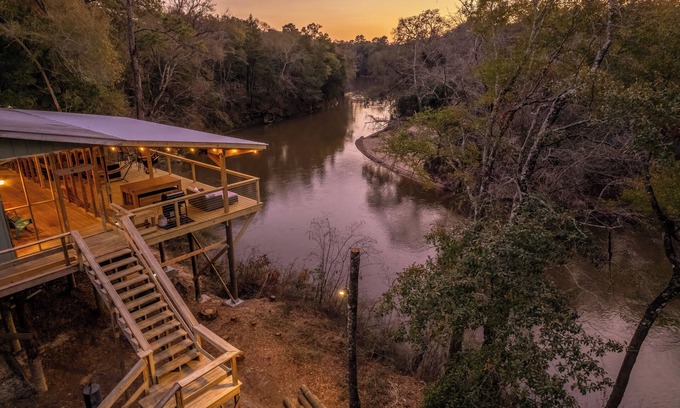 Hartford House | Charming River House, escape from the hustle and bustle of everyday life.