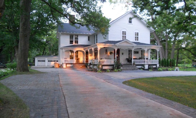 Youngstown Apartment | Charming River Rd Escape Circa 1860
