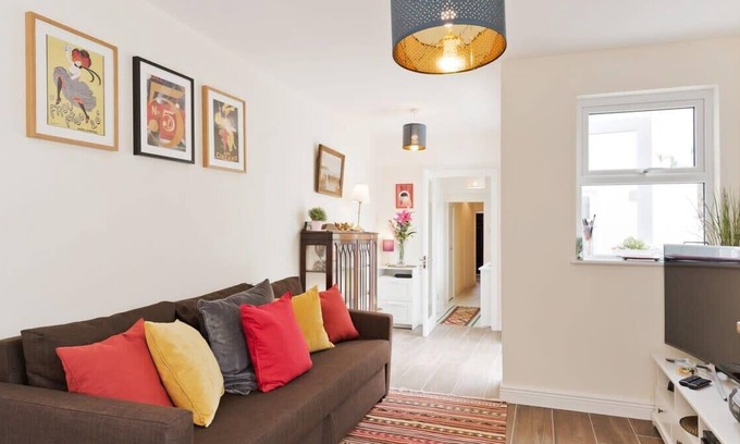 Drumcondra Apartment | Charming Riverside Apartment - Minutes from City