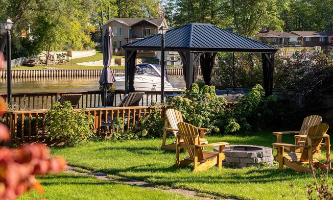 Wasaga Beach House | Charming riverside cottage, walk to beach