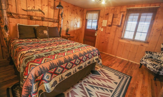 Dubois Cabin | Charming Riverside Deluxe Queen Bed, Hot Tub, Pet-Friendly & Mountain View