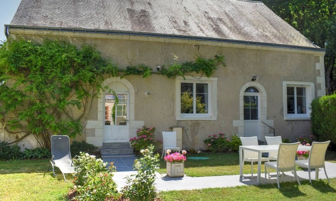 Tauxigny Cottage | Charming Riverside House with Garden, Modern Amenities, Near Loire Castles