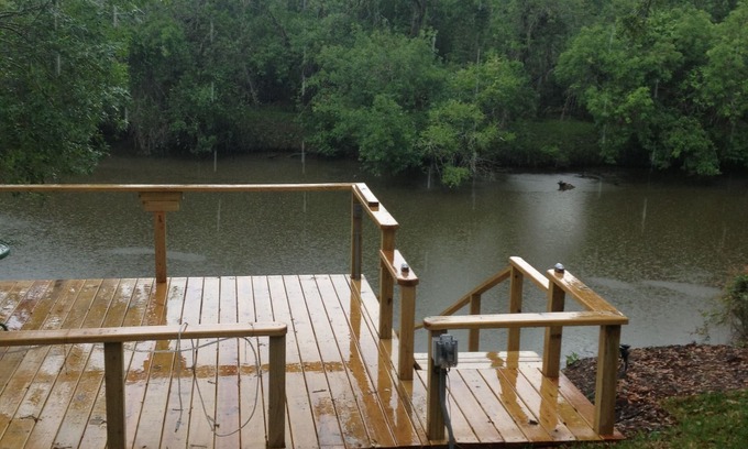 Elmaton House | Charming Riverside Home w/Deck and Fishing. 15 minutes to STP and Bechtel.