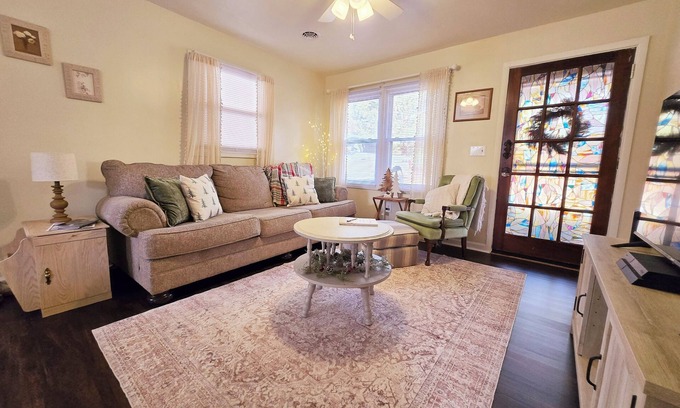 Bridgewater Cottage | Charming RiversideCottage- Firepit, Yard, pet friendly