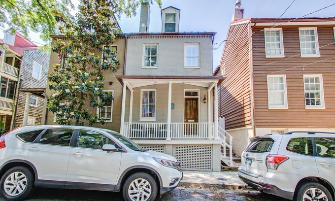 Historic District House | Charming Romantic, or Navy Professional Historic Retreat—Steps to City Dock!