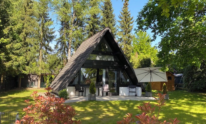 Schneverdingen House | Charming roof-only house in quiet surroundings