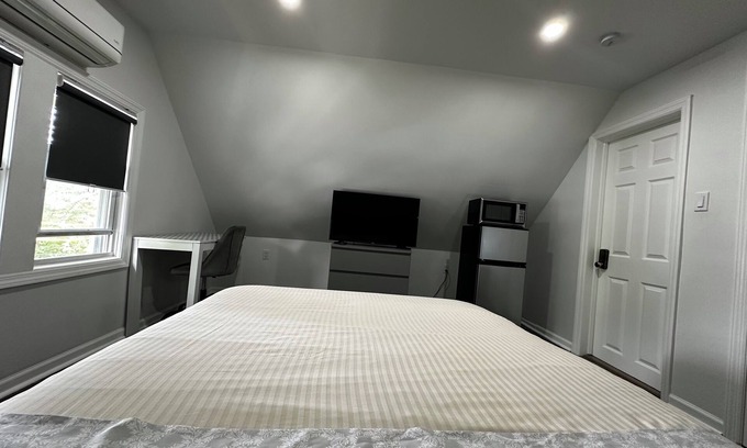 Queens House | Charming room in a house located in a beautiful area of Queens, with AC and WiFi