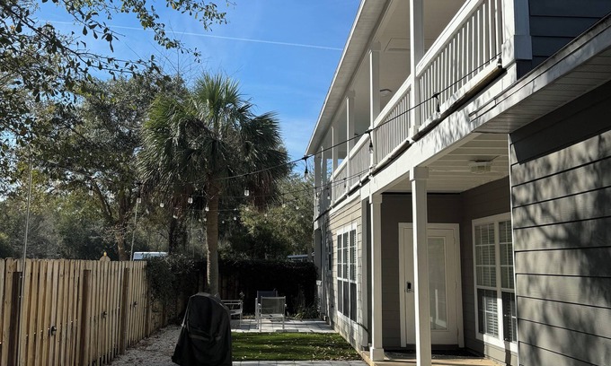 Gainesville House | Charming room in a stylish house at cool Gainesville with AC, WiFi
