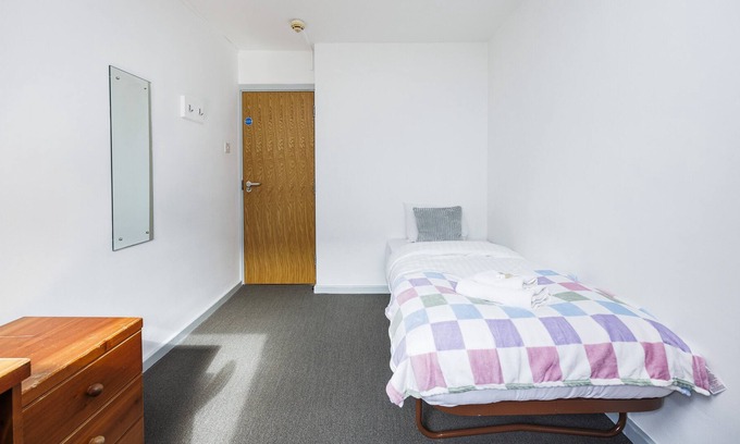 Bramcote Apartment | Charming Room Near Highfields Park