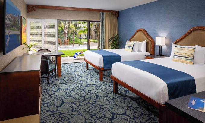 San Diego Hotel | Charming Room Perfect for Solo Travelers – Near Palm Trees and Beach Vibes