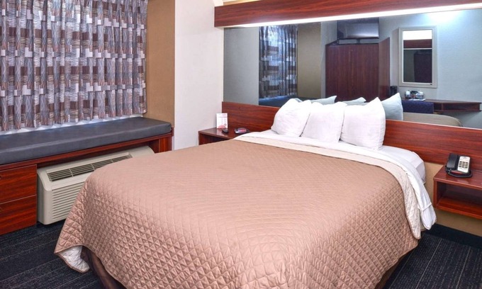 Maryville Hotel | Charming Room with Complimentary Breakfast – Perfect for Restful Stays