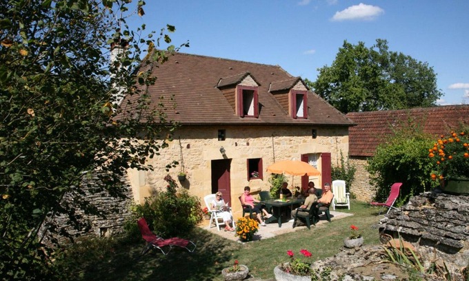 Sainte-Mondane Cottage | Charming Rural Home with Fireplace, WiFi, and Garden Near Dordogne River