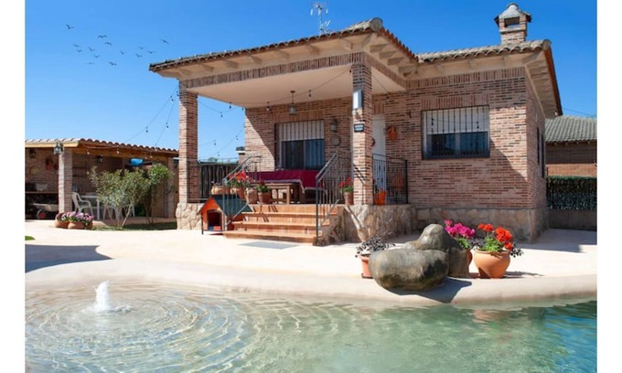 Escalona Cottage | Charming rural house for 4 people, parking, porch, barbecue and swimming pool.