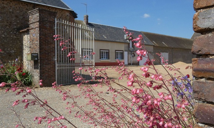 Challet Cottage | Charming Rural Retreat: Modern Comfort in Historic Challet