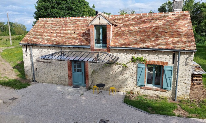 Gemigny Cottage | Charming Rural Retreat with High-Speed Fiber, Home Cinema & Orchard Access