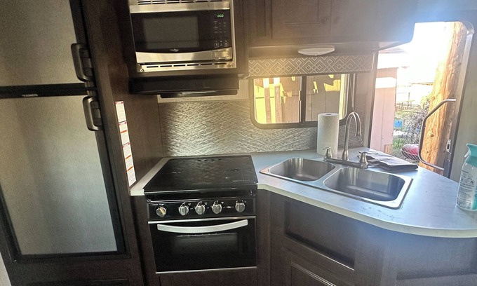 Delhi House | Charming RV with AC in Delhi for a cozy getaway