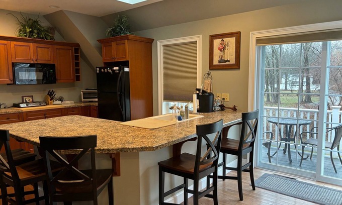 Saratoga Springs Apartment | Charming Saratoga studio '09: walk to track, SPAC, downtown! Private entry/deck.