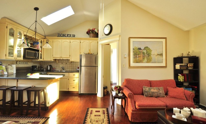 Historic Old Town Cottage | Charming self-contained guest cottage in Old Town Niagara on the lake.