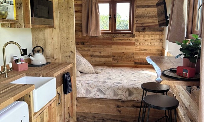 Lydiard Millicent Cabin | Charming Shepherds Hut in peaceful Lydiard Millicent walking distance to pub