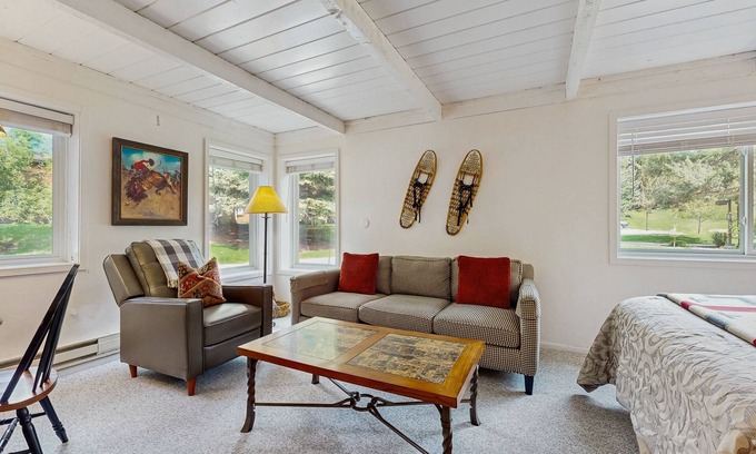 Elkhorn Apartment | Charming, ski-themed studio w/free WiFi, full kitchen - near downtown Sun Valley