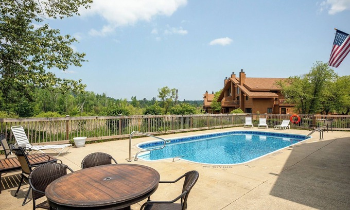 Bellaire Condo | Charming sleeps 6, 2 bath steps to golf, private association outdoor pool!