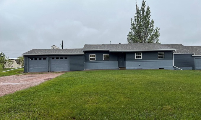 Caputa House | Charming Small-Town Getaway in New Underwood