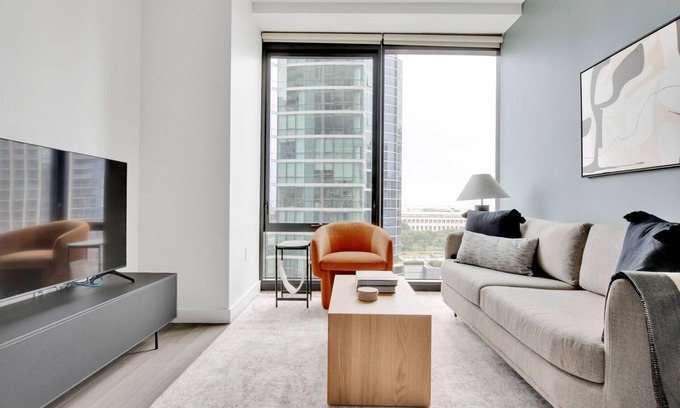 South Loop Apartment | Charming South Loop 2BR w/Pool, Gym & Spa, nr Grant Park, by Blueground