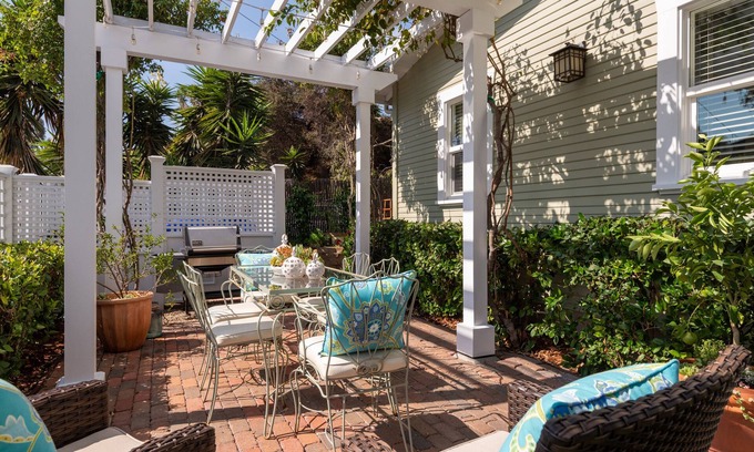 South Park House | Charming South Park Cottage - Dove Hollow with custom BBQ island & A/C