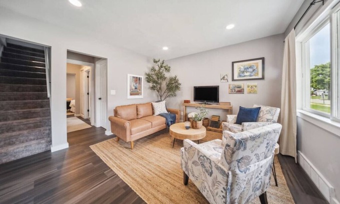 Mayfield Heights House | Charming & Spacious 3 bedroom 2.5 bath w fire pit in back yard and king bed