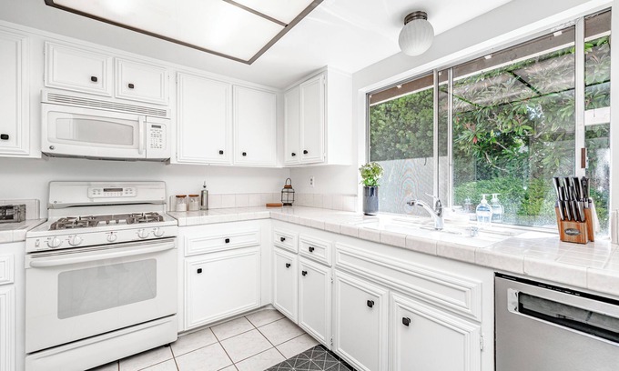 Fountain Valley House | Charming & Spacious 4-bedroom house with AC and WiFi in Fountain Valley