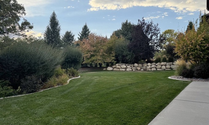Alpine House | Charming Spacious 2-bedroom Guest Suite in Highland