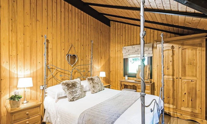 Summerbridge Ski Chalet | Charming, spacious and comfortable open plan lodge with log burner.