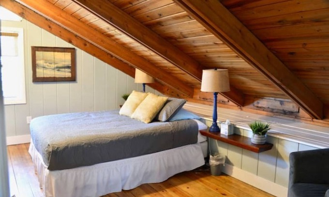 Heron Harbour Isle House | Charming & Spacious Beach Cottage. Walk to Beach!