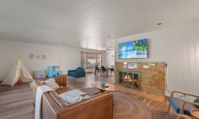 Milwaukee Apartment | Charming Spacious Comfort Near Tosa - 24 min from Airport