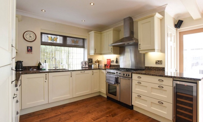 Clanfield House | Charming & Spacious Family Retreat with South-Facing Garden