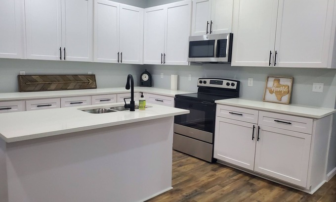 Hillsboro House | Charming spacious house with WiFi walking distance from downtown Hillsboro